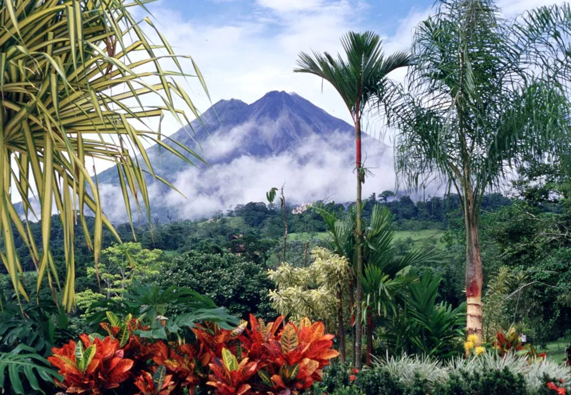 Volcan Arenal au Costa Rica avec forêt tropicale